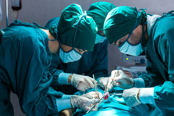 Lekarze leczą pacjentów na salach operacyjnych wyposażonych w nowoczesny sprzęt medyczny. Chirurg pracuje na szpitalnej sali operacyjnej. - Zdjęcie, obraz