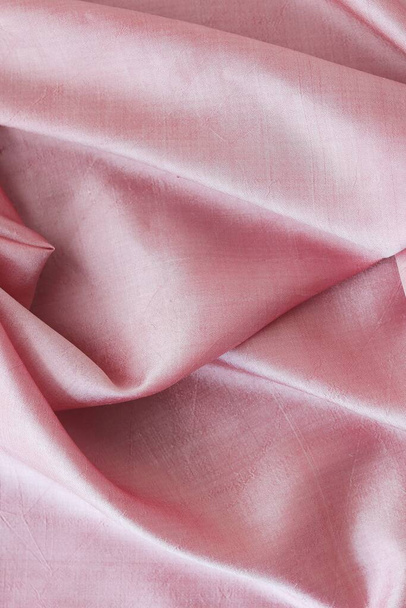 Růžová tkanina, přírodní hedvábí lemované záhyby, výhled shora, zázemí pro romantické gratulace - Fotografie, Obrázek