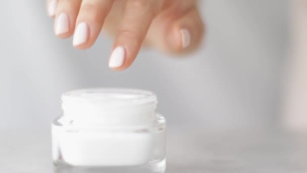 Vrouwelijke hand aanbrengen hydraterende crème of bodylotion voor een gezonde huid, vrouw en haar huidverzorging routine, biologische cosmetische product en luxe beauty merk - Video