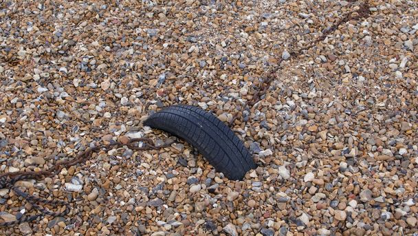 Catena arrugginita di ancoraggio pneumatici sulla spiaggia di ghiaia per l'uso come sfondo - Foto, immagini