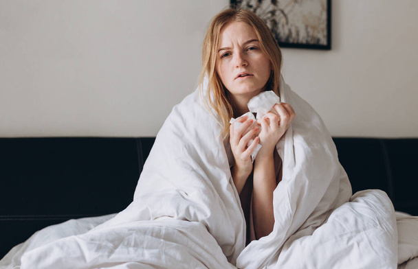 Sick woman of corona virus lying down in bed recovery from illness at home. - Valokuva, kuva