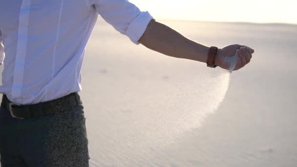 Sand fällt aus den Händen eines Geschäftsmannes - Filmmaterial, Video