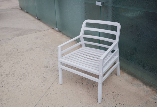 Білий стілець на бетонній підлозі, концепція прикраси інтер'єру
 - Фото, зображення
