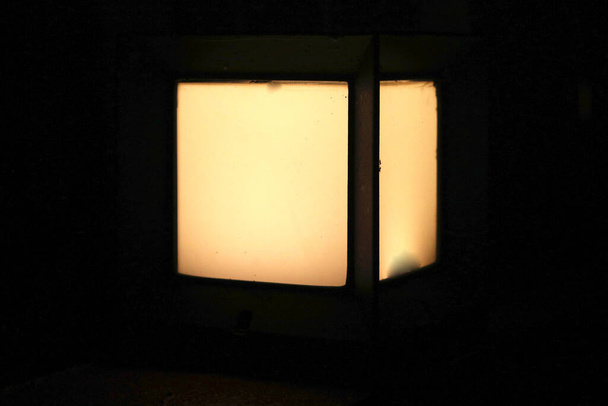 Lâmpada brilhante de design ao ar livre no fundo escuro - Foto, Imagem
