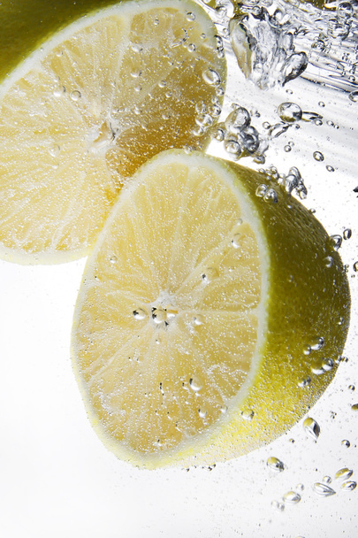 Two lemons under water - Φωτογραφία, εικόνα