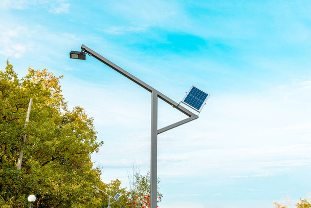 Ekologiczny Autonomiczny projektor oświetlenia ulicznego z panelem słonecznym do ładowania dziennego - Zdjęcie, obraz