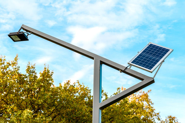 Экологичный светодиодный прожектор с солнечной батареей для дневной зарядки - Фото, изображение