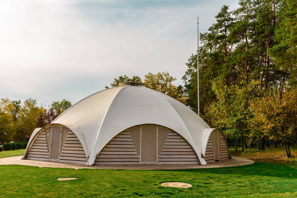 Café d'été avec tente en tissu sur le toit sous la forme d'un dôme avec portes d'entrée en bois. Lieu de vacances d'été - Photo, image