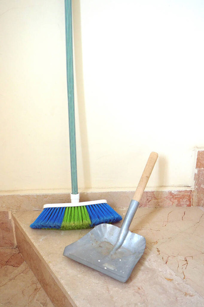spazzola e piccola pala, pulizia di edifici, pulizia di scale e corridoi, - Foto, immagini