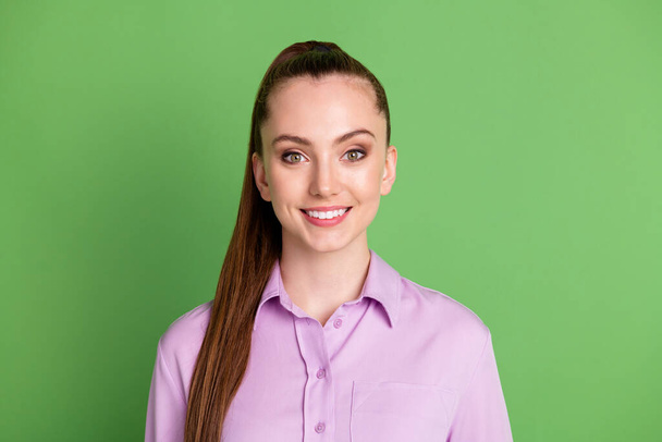 Portrait of nice friendly girl freelancer entrepreneur look good in camera toothy smile wear outfit isolated over green color background - Foto, afbeelding