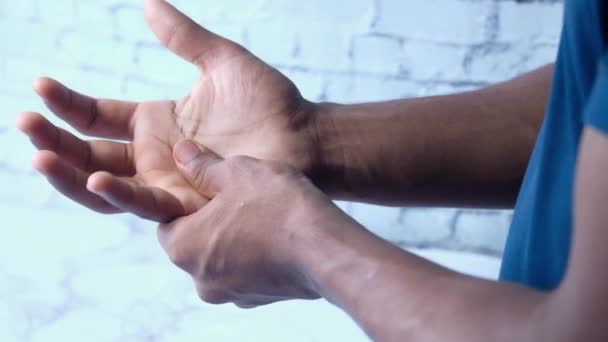 hombre que sufre dolor en la mano de cerca  - Metraje, vídeo