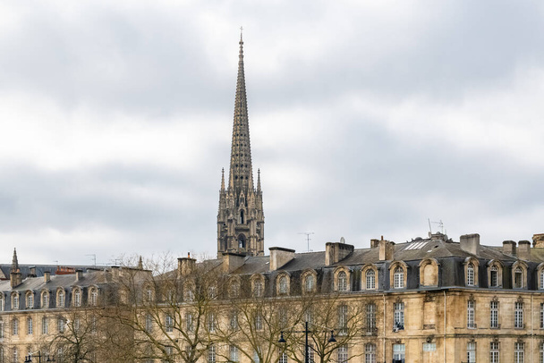 Bordéus em França, belos edifícios, com a basílica de Saint-Michel em segundo plano - Foto, Imagem