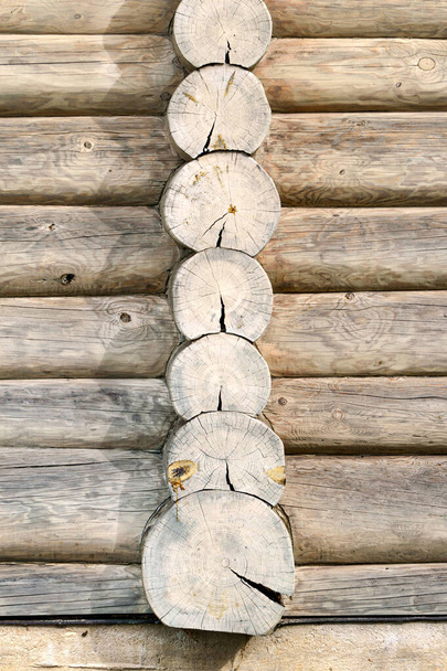 Ξύλινα στρογγυλά δοκάρια στον τοίχο κορμού, ξύλινο πλαίσιο - Φωτογραφία, εικόνα