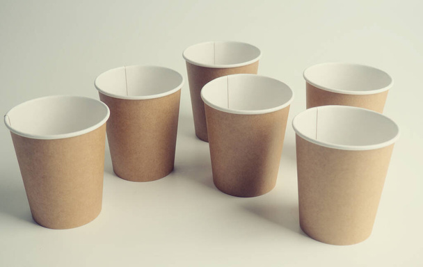 quelques tasses en papier vides. Concept zéro déchet, vaisselle en papier. Une tasse en papier. Recyclage. Vaisselle jetable écologique. Eco plats - Photo, image