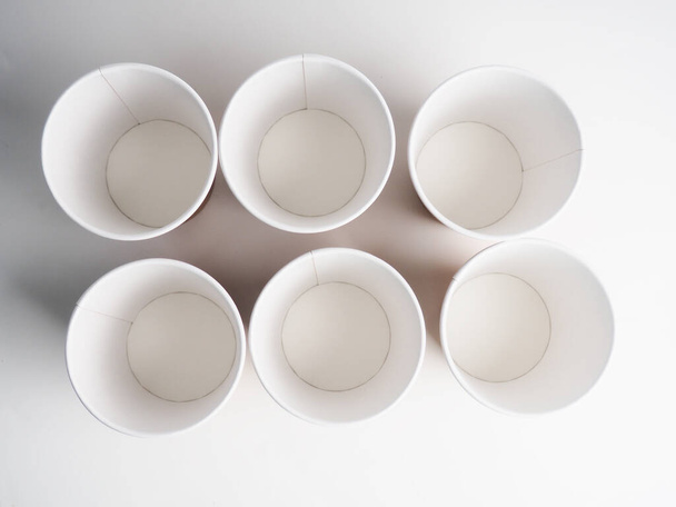 quelques tasses en papier vides. Concept zéro déchet, vaisselle en papier. Une tasse en papier. Recyclage. Vaisselle jetable écologique. Eco plats - Photo, image