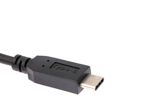 USB tipi c Veri ve Güç Kablosu Beyaz Arkaplanda izole edildi. Yakın plan. - Fotoğraf, Görsel