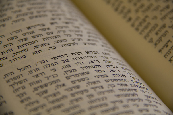 Livre "Zohar" kabbalistique mystique ouvert - judaïsme ésotérique
. - Photo, image