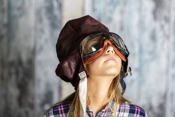 girl pilot hat and glasses - Foto, Imagen
