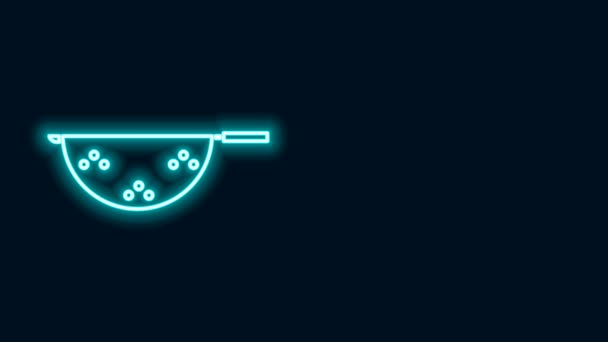 Hehkuva neon line Keittiö siivilä kuvake eristetty mustalla pohjalla. Ruoanlaittovälineet. Ruokailukyltti. 4K Video motion graafinen animaatio - Materiaali, video