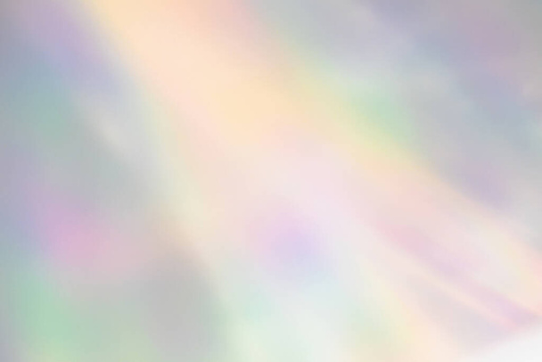 白い壁に虹色の光屈折テクスチャ - 写真・画像