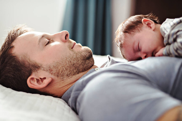 Père et bébé passer un merveilleux moment sur le lit le matin - Photo, image