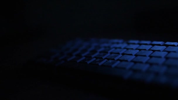 青い光の中の暗い夜のコンピュータのキーボード - 映像、動画
