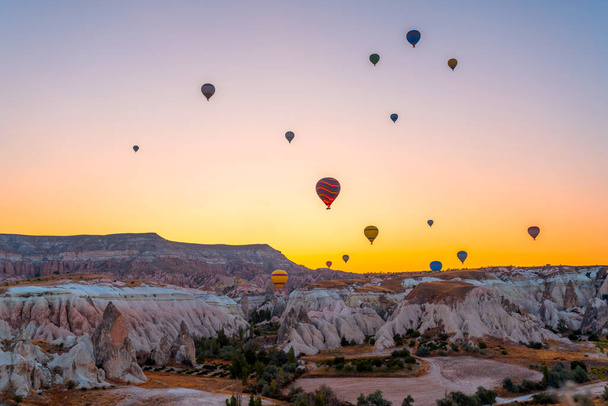 balloons in sunrise light in Cappadocia Turkey Goreme - Foto, afbeelding