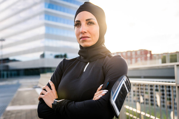 Muslim sportive girl with fit body training outside - Beautiful woman with hijab doing some sport exercises, concepts about health, lifestyle and functional training - Fotografie, Obrázek