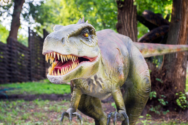 Ρεαλιστικό μοντέλο δεινοσαύρου. Πάρκο των δεινοσαύρων με μοντέλα δεινοσαύρων. - Φωτογραφία, εικόνα