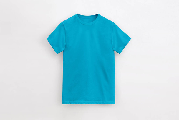 Camiseta azul azur básica cuello redondo sobre fondo blanco - Foto, Imagen