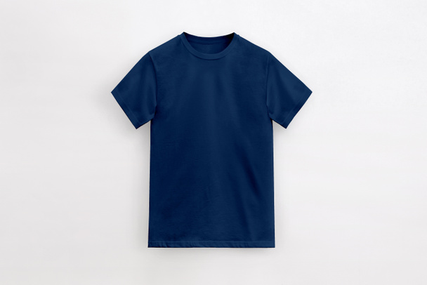 col rond basique bleu marine profond t-shirt sur fond blanc - Photo, image