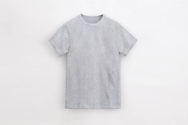 cuello redondo básico brezo gris camiseta sobre fondo blanco - Foto, imagen