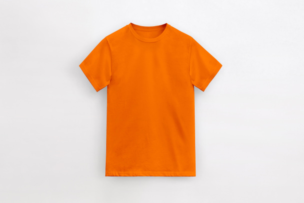 cuello redondo camiseta básica naranja sobre fondo blanco - Foto, Imagen