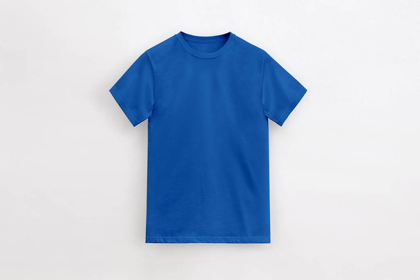 cuello redondo camiseta azul real básica sobre fondo blanco - Foto, imagen