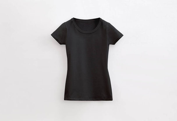 cuello redondo señora ajuste camiseta negra sobre fondo blanco - Foto, Imagen