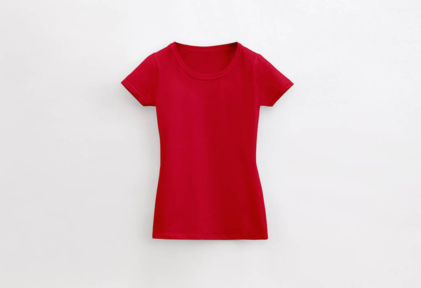 Rundhalsausschnitt Dame fit leuchtend rotes T-Shirt auf weißem Hintergrund - Foto, Bild