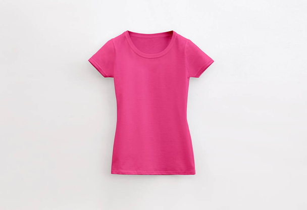στρογγυλό λαιμό κυρία ταιριάζει ροζ t-shirt σε λευκό φόντο - Φωτογραφία, εικόνα