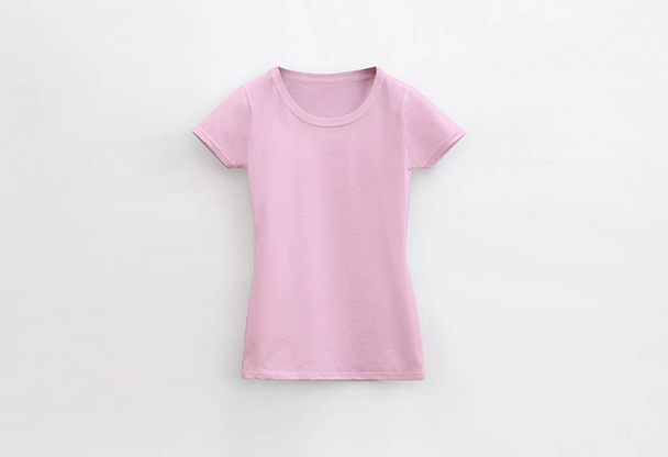 col rond dame ajustement t-shirt rose sur fond blanc - Photo, image