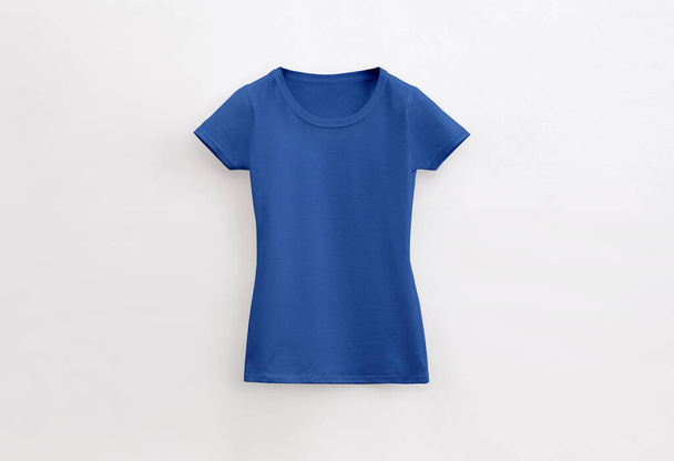 cuello redondo señora ajuste real camiseta azul sobre fondo blanco - Foto, Imagen
