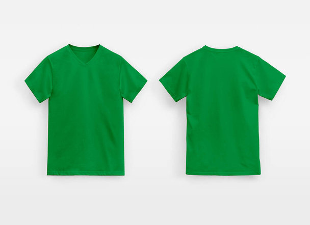 camiseta verde con cuello en v para hombre sin marca sobre fondo blanco - Foto, imagen
