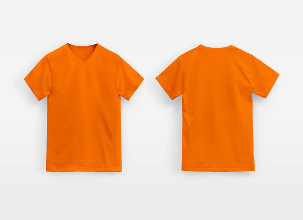 T-shirt col V orange pour homme sans marque sur fond blanc - Photo, image