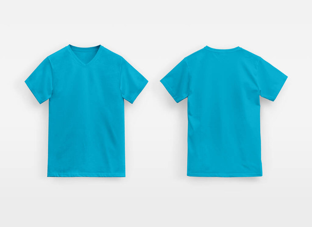 T-shirt col V basique bleu clair Homme sans marque sur fond blanc - Photo, image