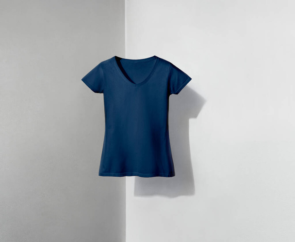 T-shirt bleu marine en forme de col en V pour femme sur fond blanc et gris avec ombre - Photo, image