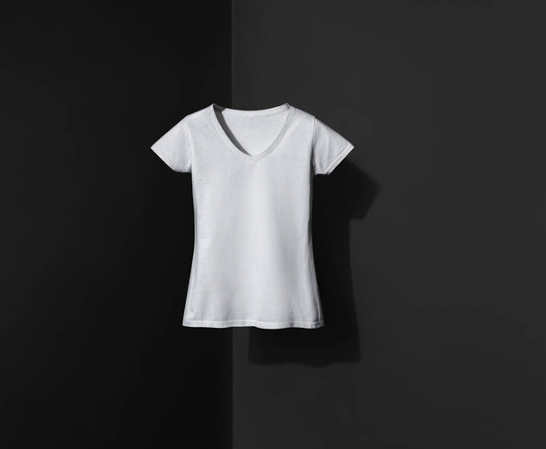 T-shirt col V blanc pour femme sur fond noir - Photo, image