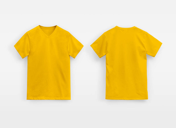 T-shirt z żółtym dekoltem dla człowieka nieoznakowany na białym tle - Zdjęcie, obraz