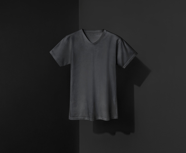 T-shirt gris noir avec col en V sur fond foncé - Photo, image