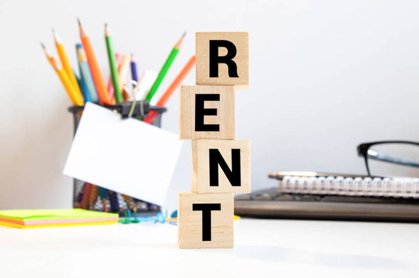 Rent text on wooden blocks. The concept of renting housing. Rental. Saving money - Fotoğraf, Görsel