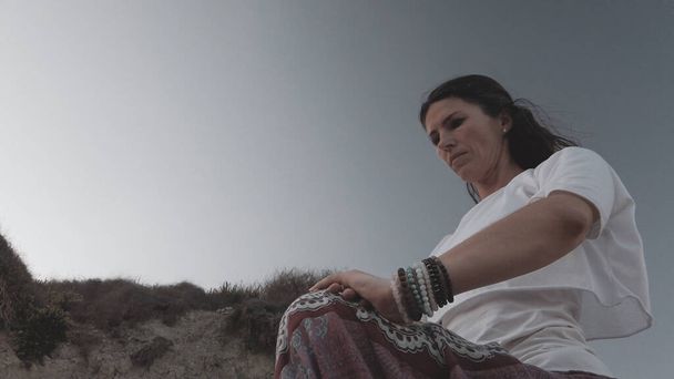 Kafkasyalı esmer kadın sabahları kumlu sahilde seninle sevişiyor. - Fotoğraf, Görsel