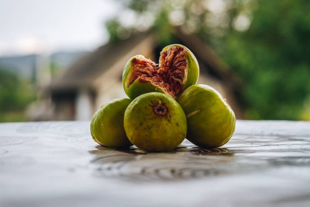 Świeże owoce figowe na stole - Zdjęcie, obraz