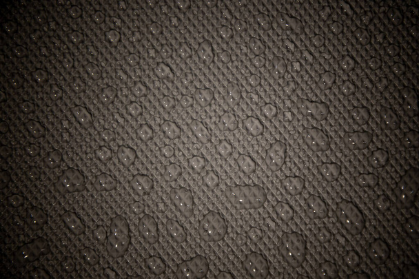 mokré s vodou kapky tmavě šedé pozadí s geometrickou texturou a gradient osvětlení - Fotografie, Obrázek